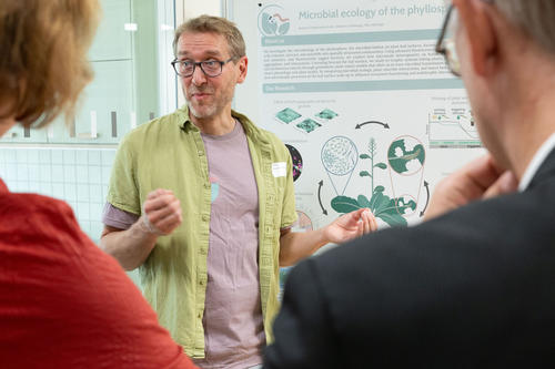 Prof. Dr. Mitja Remus-Emsermann forscht an der Freien Universität zur mikrobiellen Diversität auf Pflanzenblättern.