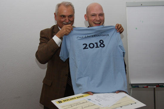 Philip Paar, Mitglied des Siegerteams Laubwerk GmbH, und der Kanzler der Freien Universität, Peter Lange (v.l.).