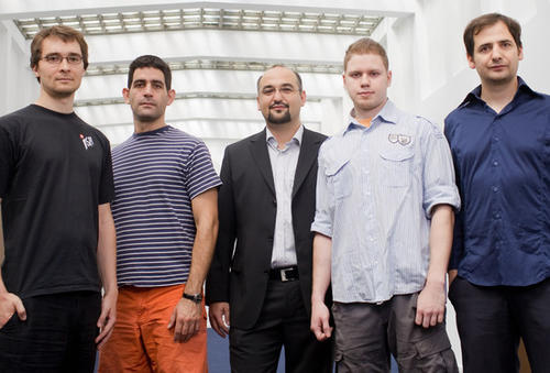 2. Platz für Symplektikon, die Erfinder des Geräts für Blinde und Sehbehinderte "informA" (v.l.): Fabian Ruff, Noam Yogev, Dr. Sime Pervan, Roman Guilbourd, Bastian Hecht