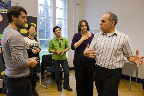 Sich selbst und das Forschungsthema gut präsentieren: Für Promovierende ihrer Mitgliedsprogramme bietet die DRS ein überfachliches Qualifizierungsprogramm mit Workshops wie „Cool, Calm and Collected“ von Ric Oquita.