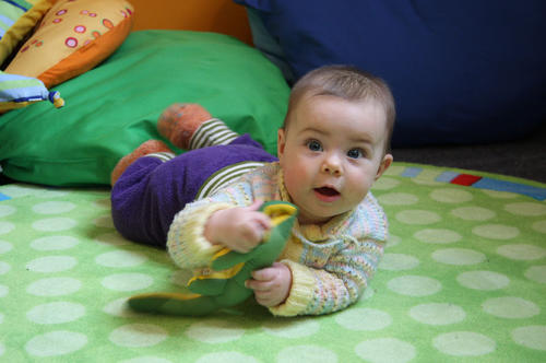 Während Anouk spielt, können ihre Eltern den Arbeitsplatz nutzen.