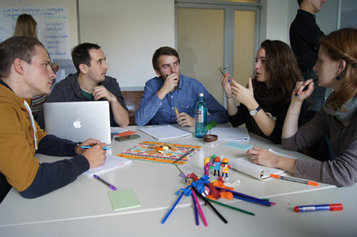 In dem Pilotprojekt überlegen Studierende, wie sich theoretisches Know-how zur Nachhaltigkeit in den Alltag übertragen ließe.