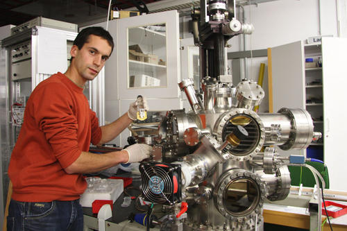 Für seine Masterarbeit entwickelte Valerio Oddone ein Gerät, das ein Ultrahochvakuum erzeugt, wie man es sonst nur im Weltall findet.