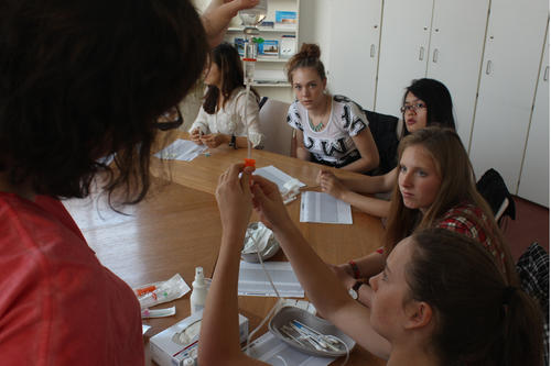 So funktioniert eine Infusion: Katharina Starzacher erklärt den Mechanismus.