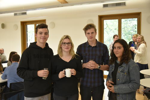 Forsche Schüler: Nicolai, Tabea, Julian und Ela vom Thomas-Mann-Gymnasium wollen Schulkinder fit machen im richtigen Umgang mit Lebensmitteln.