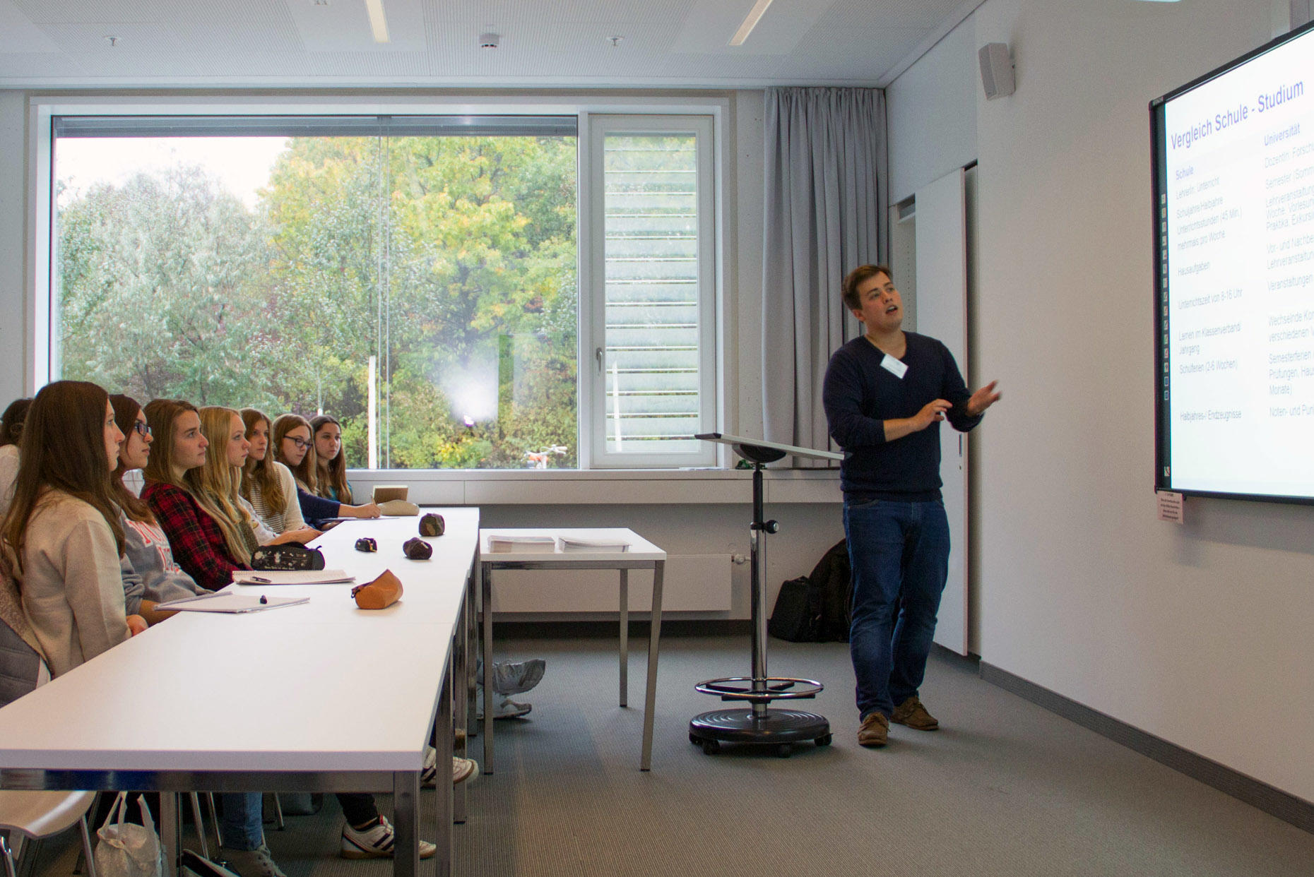Beratung auf Augenhöhe: Viele Schüler verlieren ihre Hemmungen, wenn ihnen jemand den Uni-Alltag erklärt, der nicht viel älter ist als sie, sagt Katrin Niemann aus Erfahrung.