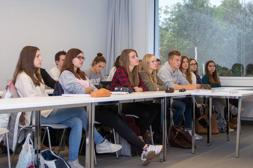 Das Informationsangebot nehmen aktuell etwa zwei bis drei Gruppen pro Woche wahr.