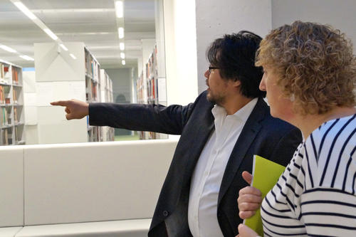 Martin Lee, Leiter der Campusbibliothek der Freien Universität, und Rachel Elyasyan, stellvertretende Dekanin des Fachbereichs Geisteswissenschaften der Hebrew University.