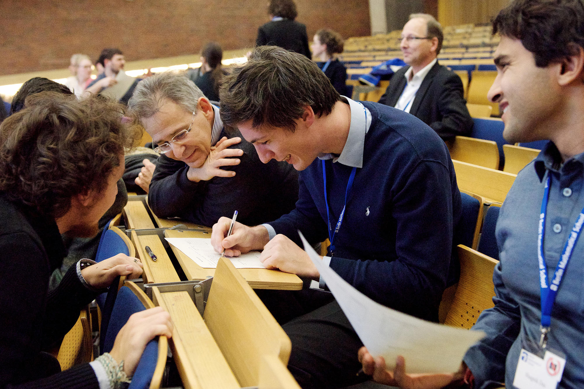 Viel Spaß an der Arbeit am Mathe-Quiz: Hier knobeln neben anderen Professor Peter Bürgisser (TU/BMS) und David Reich.