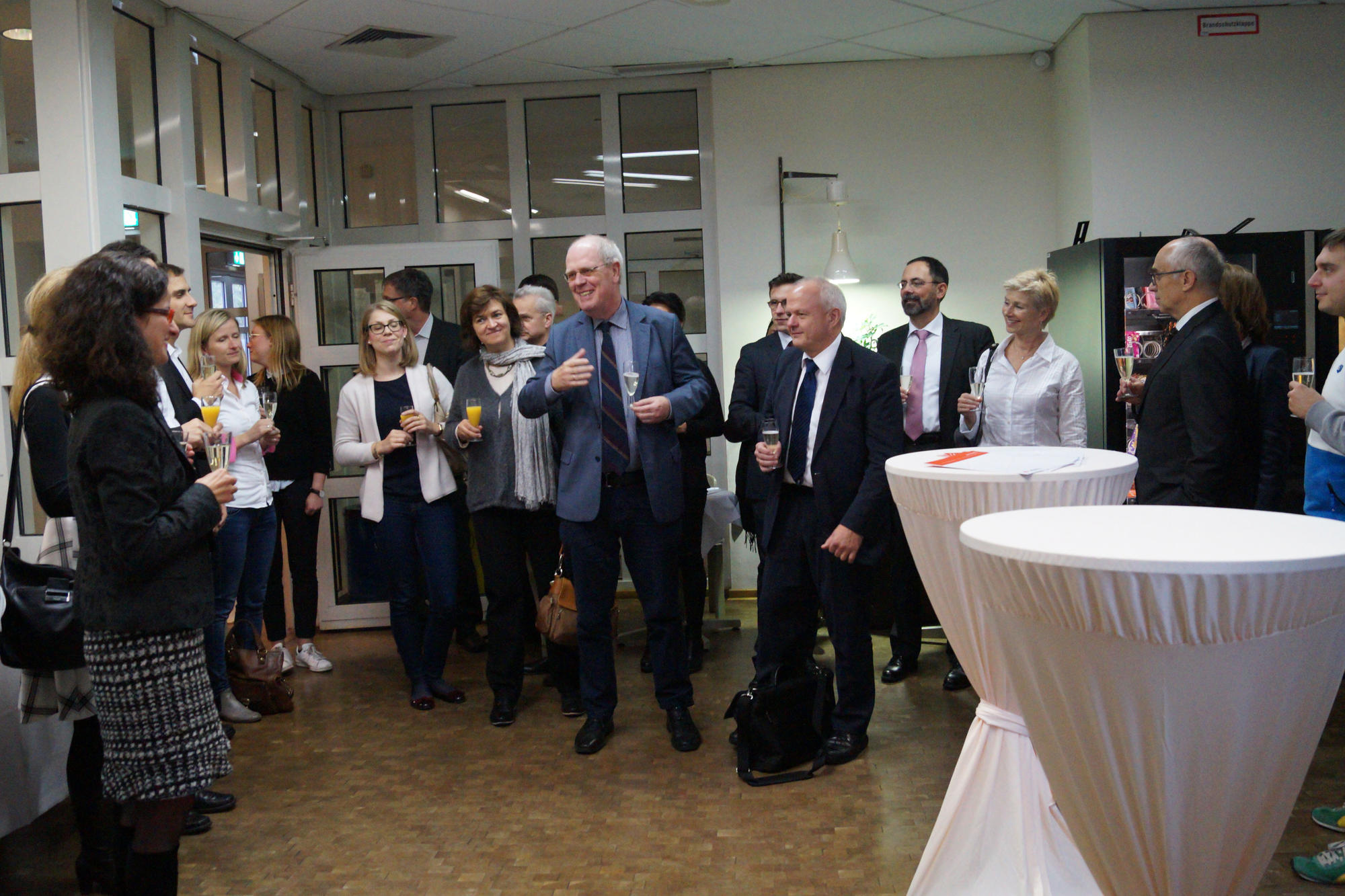 Zur Eröffnung des MMC gratulierte auch Matthias Dannenberg (Mitte), ständiger Vertreter der Kanzlerin der Freien Universität.