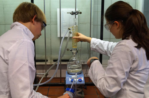 Die Schüler hatten die Möglichkeit, Experimente aus dem Uni-Alltag relativ selbstständig durchzuführen.