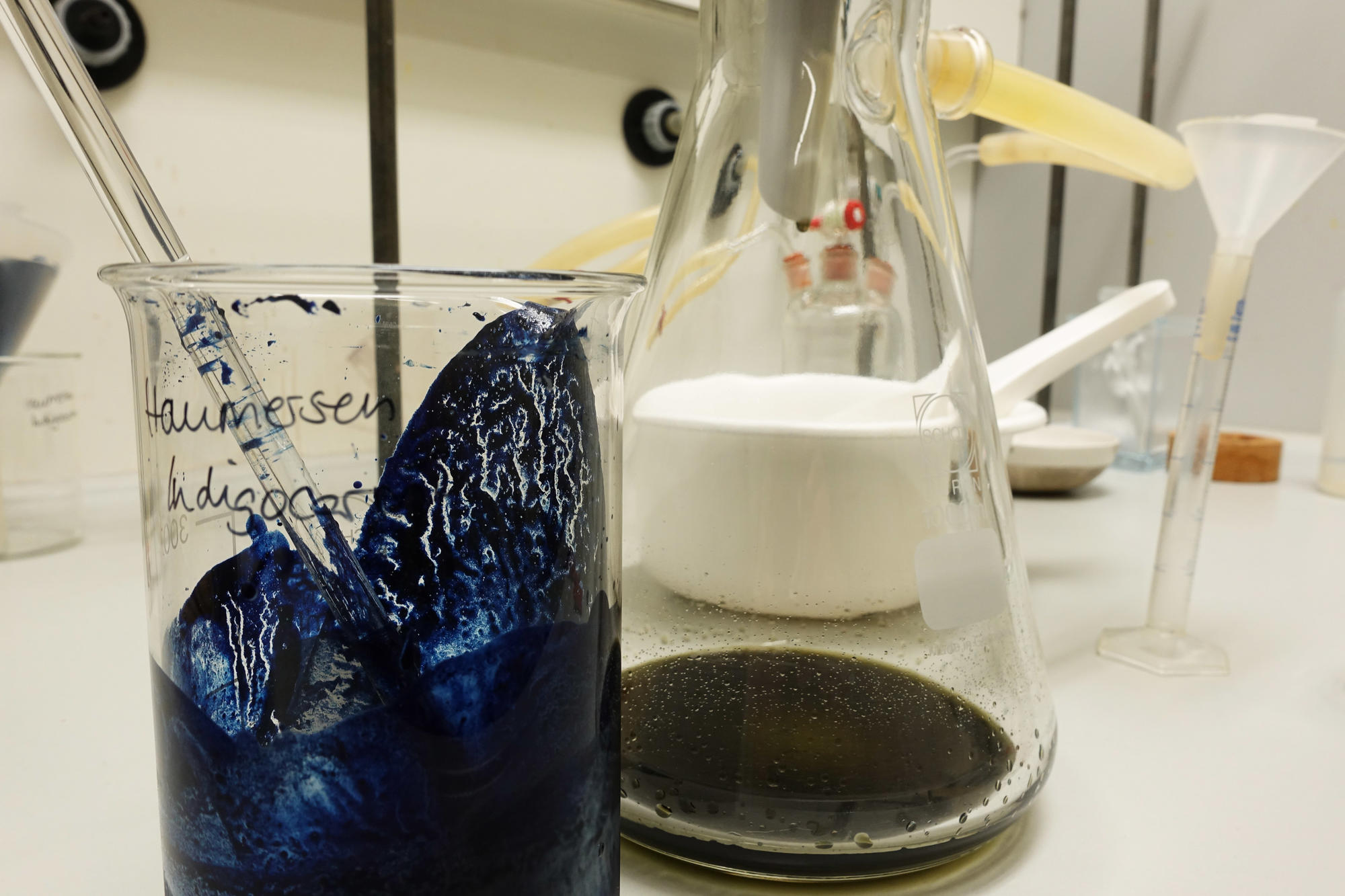 Chemikalien besorgen, Apparaturen aufbauen, Mengenverhältnisse berechnen, Versuche durchführen und protokollieren, die Ergebnisse auswerten und Proben analysieren – konzentriertes und exaktes Arbeiten sind die Grundlagen eines Chemielaboranten.