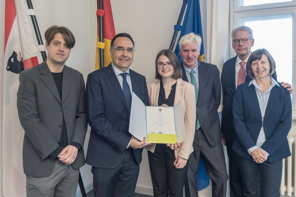 (v. l. n. r.): Simon Roßmann, Prof. Dr. Ignacio Czeguhn, Inga Schumacher, Martin Groß, Präsident des Gemeinsamen Juristischen Prüfungsamts Berlin/Brandenburg (GJPA), Dr. Andreas Fijal, Prodekan für Lehre, und Verwaltungsleiterin Gisela Rossa-Dubray.