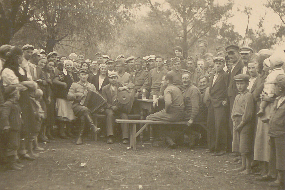 In augenscheinlich ausgelassener Stimmung: die Einheit von Woldemar Troebst, die 3. motorisierte Kompanie des Pionier-Bataillons 168, Ende September 1939 mit polnischen Zivilistinnen und Zivilisten.