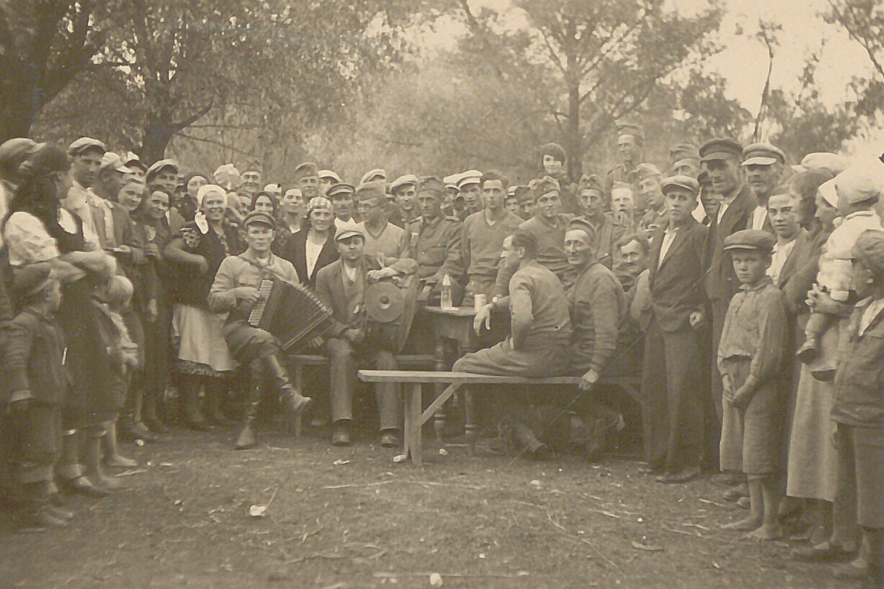 In augenscheinlich ausgelassener Stimmung: die Einheit von Woldemar Troebst, die 3. motorisierte Kompanie des Pionier-Bataillons 168, Ende September 1939 mit polnischen Zivilistinnen und Zivilisten.