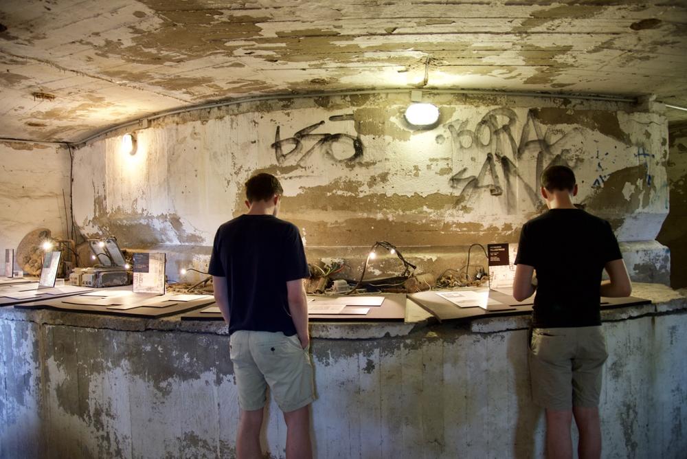 Die Ausstellung möchte auf fünf Bauten hinweisen, die im Berliner Stadtbezirk Tempelhof-Schöneberg sichtbaren sind, und Erläuterungen geben, die man an Ort und Stelle vermisst.