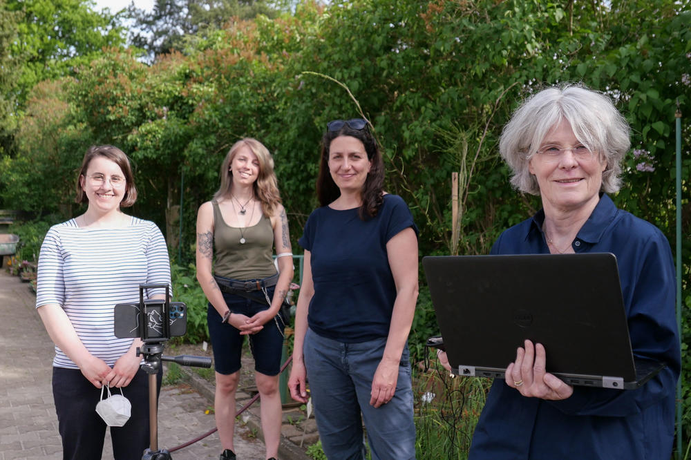 (v.l.n.r.) Studentin Charlotte Schramme, Gärtnerin Annika Cory, GenaU-Koordinatorin Charoula Finkelnburg und Prof. Dr. Petra Skiebe-Corrette, Leiterin des Schülerlabors NatLab der Freien Universität, stellen naturwissenschaftliche Lehrberufe vor.