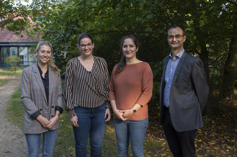 Vera Losansky, Leonie Gnewuch, Lena Vogt und Jörg Aschenbach (v. l. n. r.) haben das Konzept für den modellbasierten Notfallkurs entwickelt und umgesetzt.