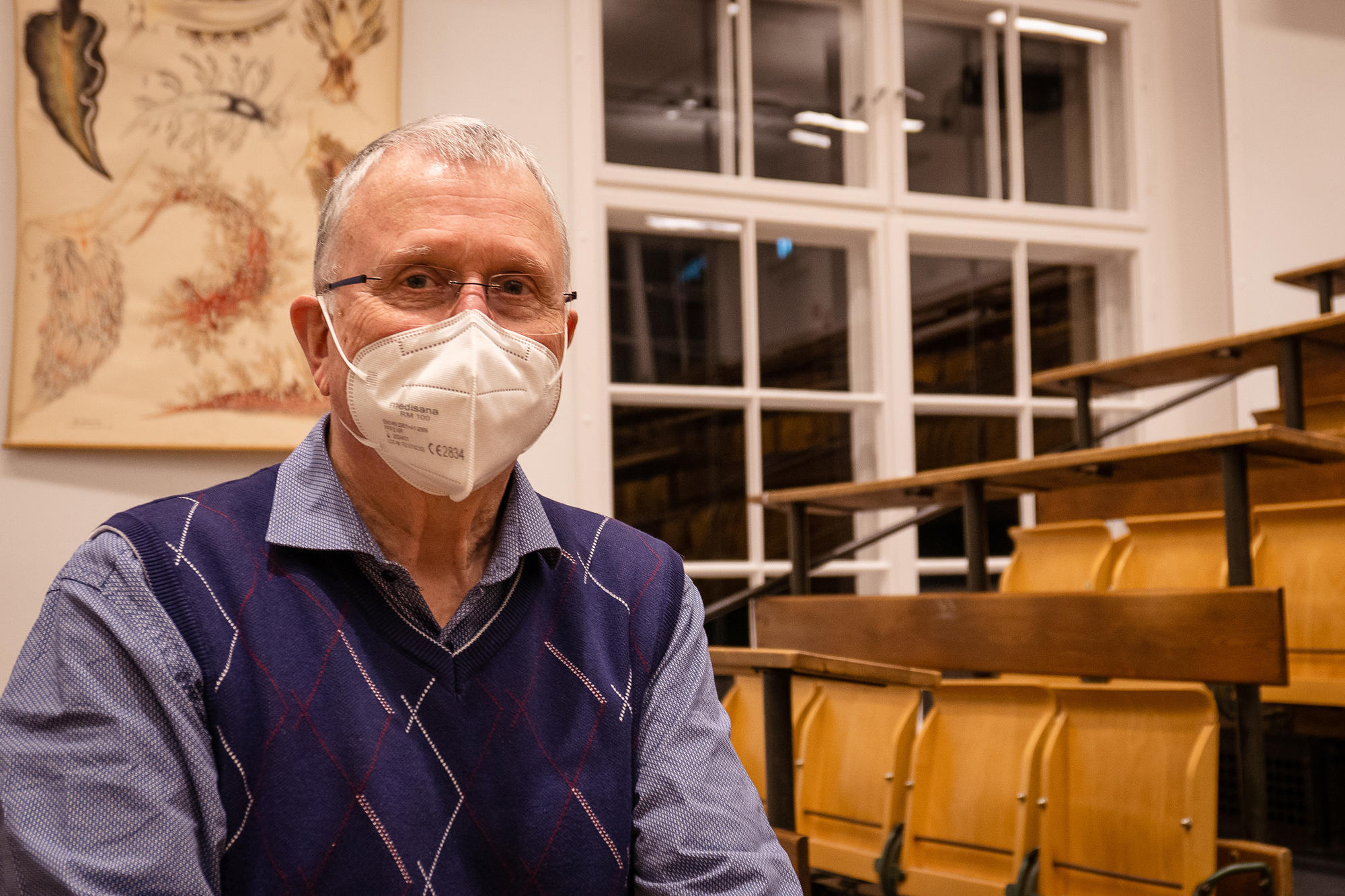 Biologieprofessor Peter Hammerstein von der Humboldt-Universität im Hörsaal der Zoologie an der Freien Universität Berlin