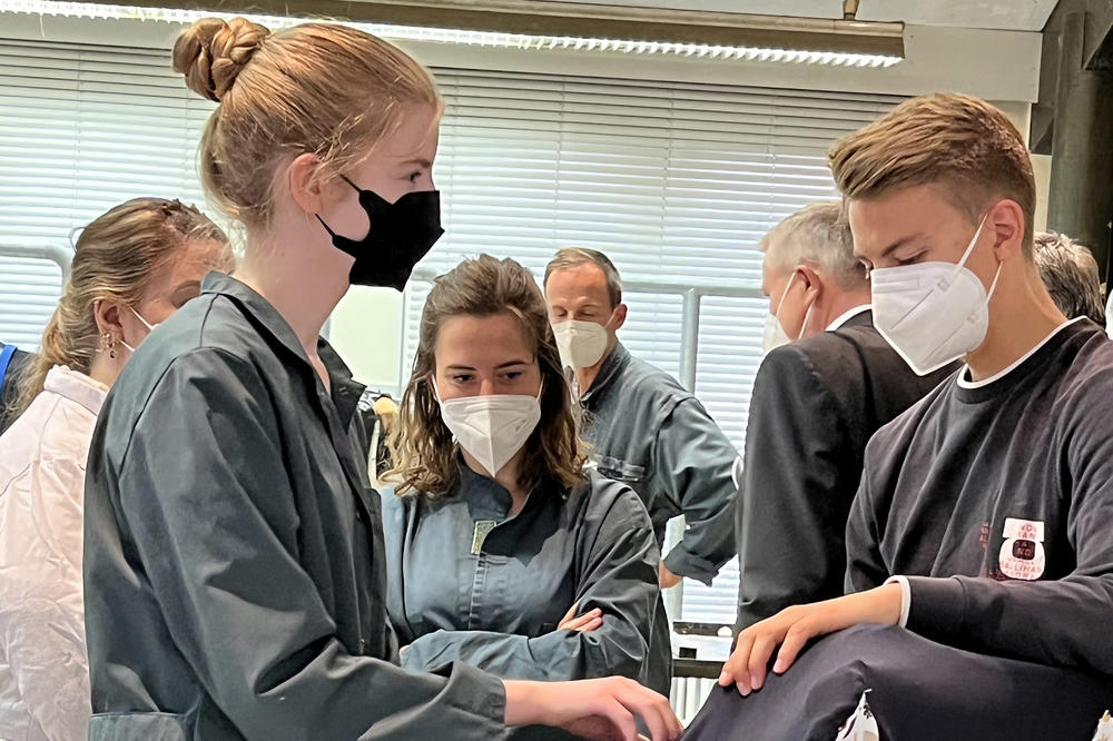 Einblick in die modellgestützte Lehre: Studierende der Veterinärmedizin trainieren die Epiduralanästhesie, ein Verfahren zur Betäubung von Rückenmarksnerven, am Modell eines Beckenknochens vom Rind.