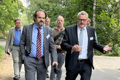 Auf dem Weg zur nächsten Station des EVC-Kurses: Dekan Prof. Uwe Rösler (rechts) mit Markus Kamrad (Bündnis 90/Die Grünen), Staatssekretär der Senatsverwaltung für Umwelt, Mobilität, Verbraucher- und Klimaschutz Berlin (links)