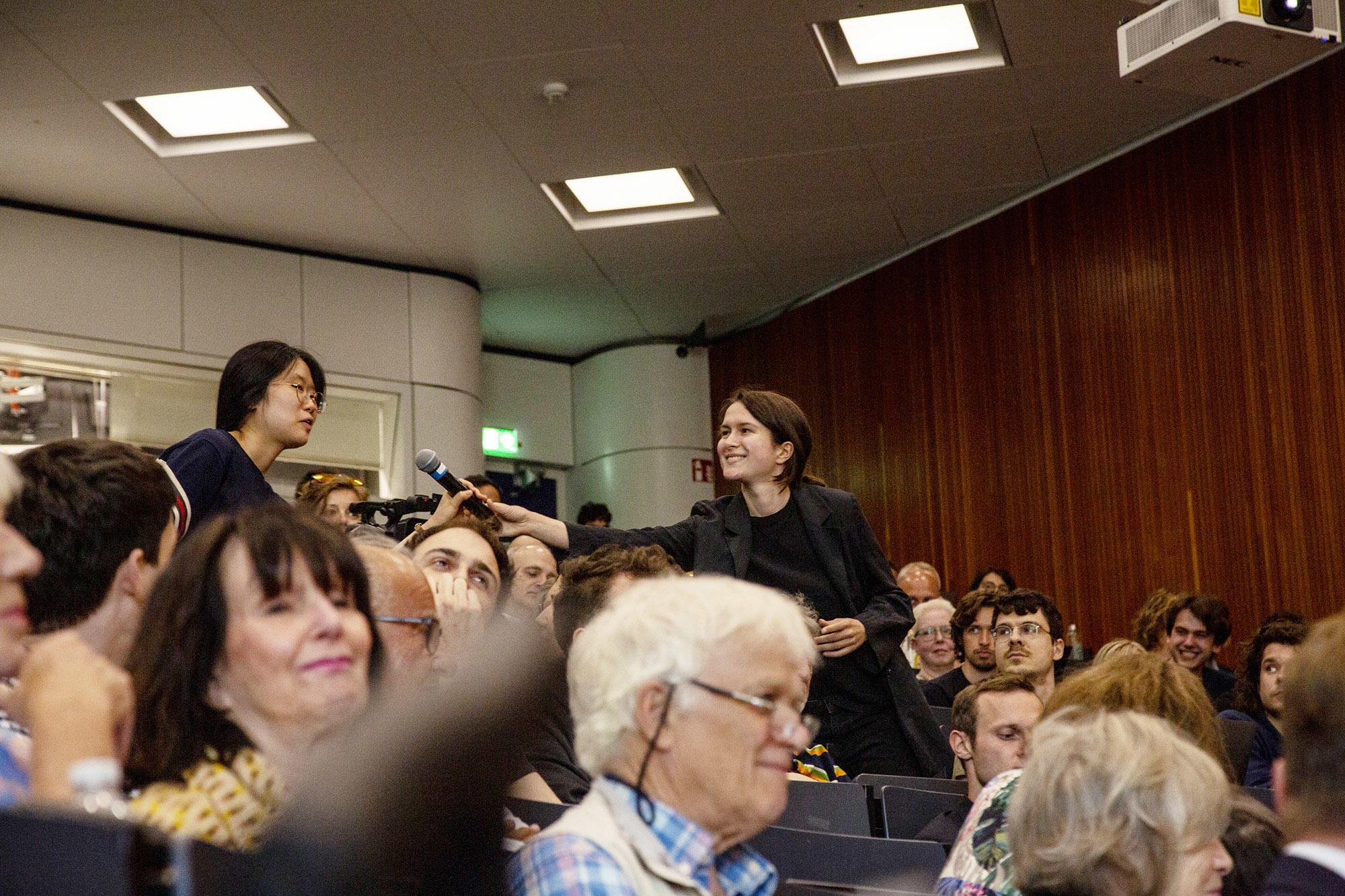 Sandel diskutierte mit den Studierenden, fragte nach.