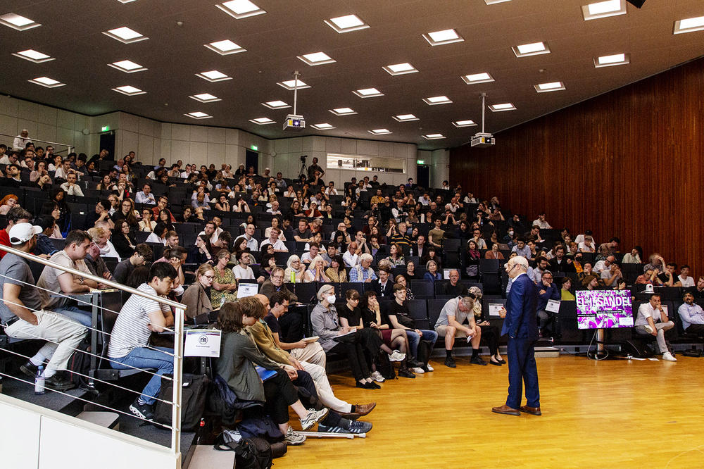 Sandel spricht frei, gern mit einer Hand in der Hosentasche.