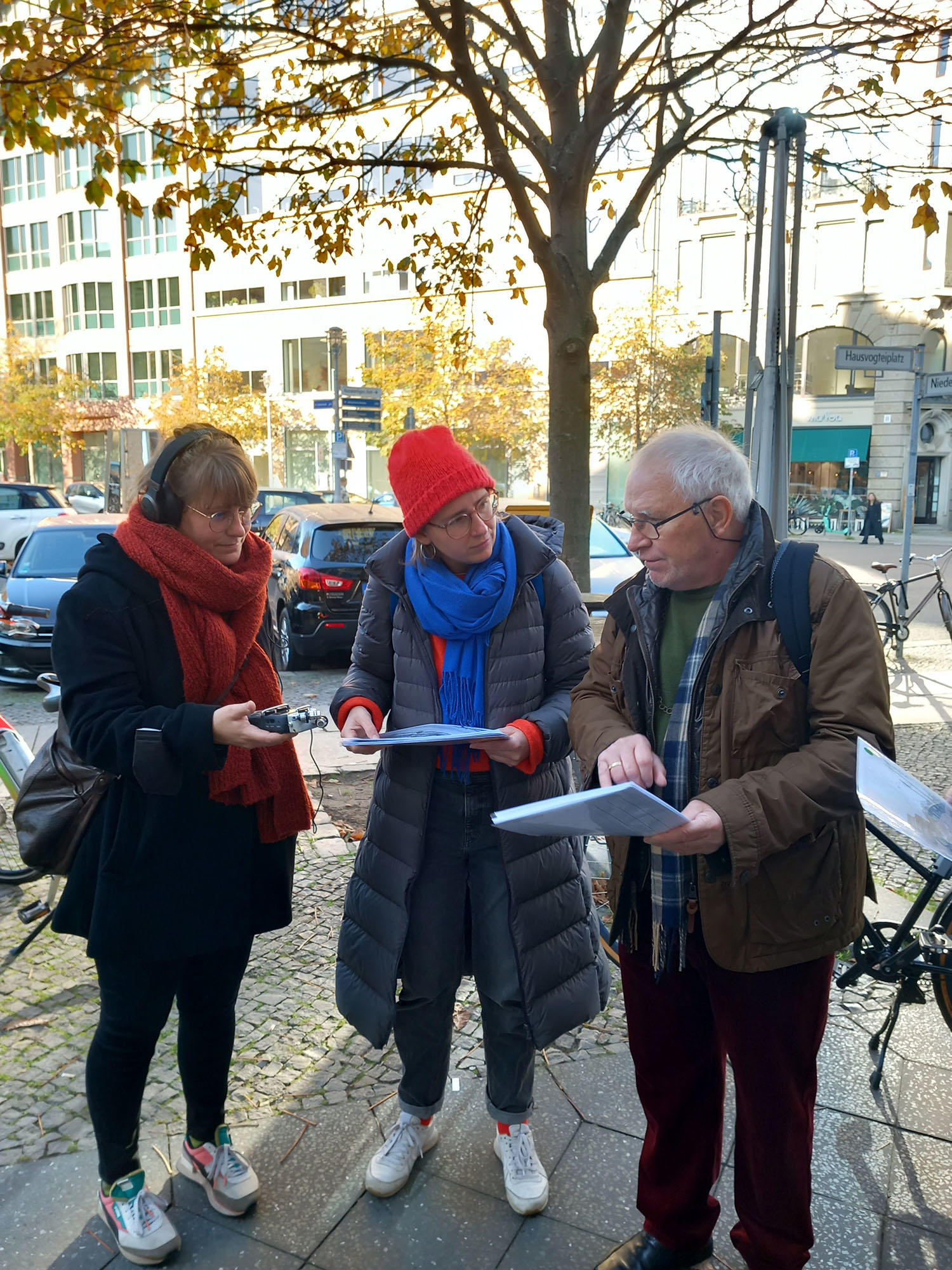 Um den Ablauf der Flucht zu rekonstruieren, hat das Redaktionsteam im November 2022 eine Begehung der Fluchtroute mit Michael Synowzik (rechts) gemacht.