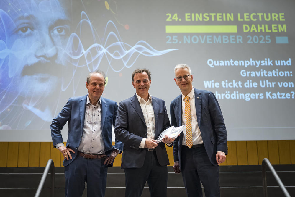 Von links: Prof. Dr. Jürgen Renn vom Max-Planck-Institut für Geoanthropologie in Jena, Prof. Dr. Markus Aspelmeyer von der Universität Wien und Prof. Dr. Günter M. Ziegler, Präsident der Freien Universität