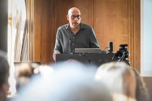 Jan Lazardzig, Professor für Theaterwissenschaft an der Freien Universität Berlin und Vorsitzender der Jury, die Sivan Ben Yishai für die erste Professur ausgewählt hat.