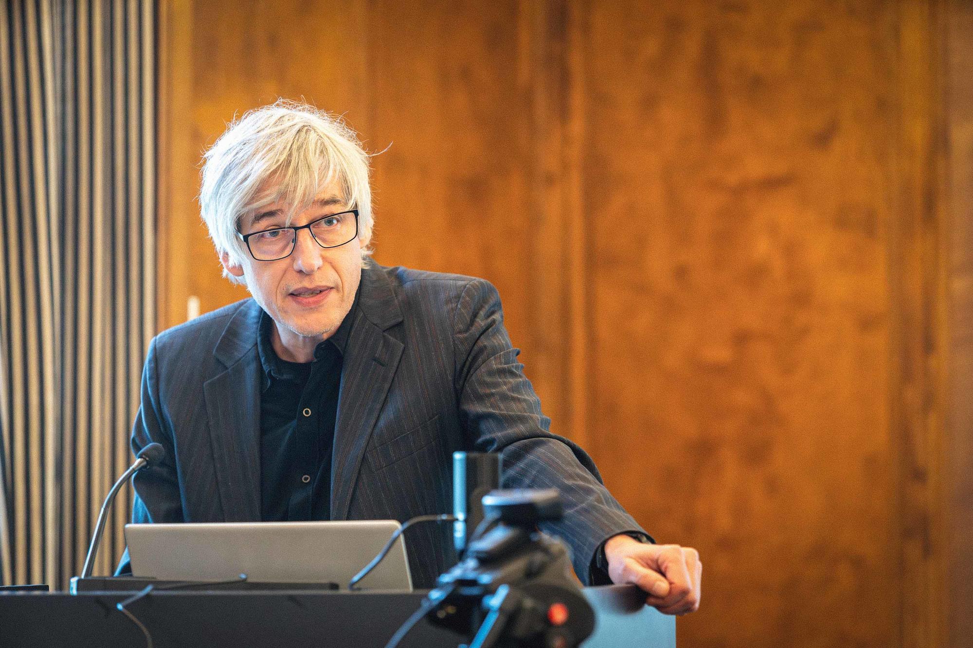 Prof. Dr. Michael Gamper, Dekan des Fachbereichs Philosophie und Geisteswissenschaften, zu dem das Institut für Theaterwissenschaft gehört.