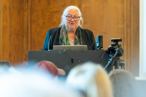 Agnes Neuhaus-Theil, Gründerin der „Willms Neuhaus Stiftung – Zufall und Gestaltung“, die die Gastprofessur ermöglicht und mitfinanziert hat.