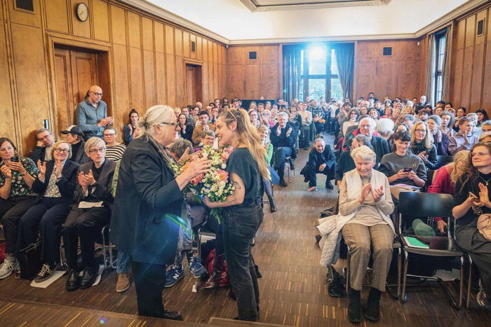 Großer Andrang: Viele wollten Sivan Ben Yishais Antrittsvorlesung hören. Der Saal am Institut für Theaterwissenschaft bot nicht allen Platz, in Nachbarräumen lief der Livestream.