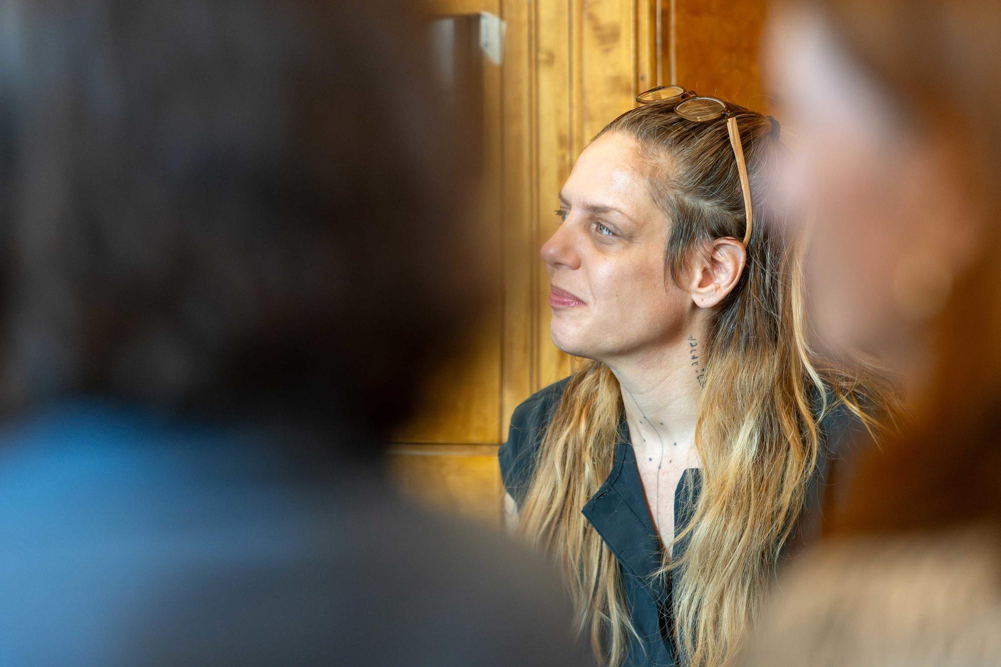 Sivan Ben Yishai während der Begrüßung. Sie saß an der Tür, um keinen Publikumsplatz zu besetzen.