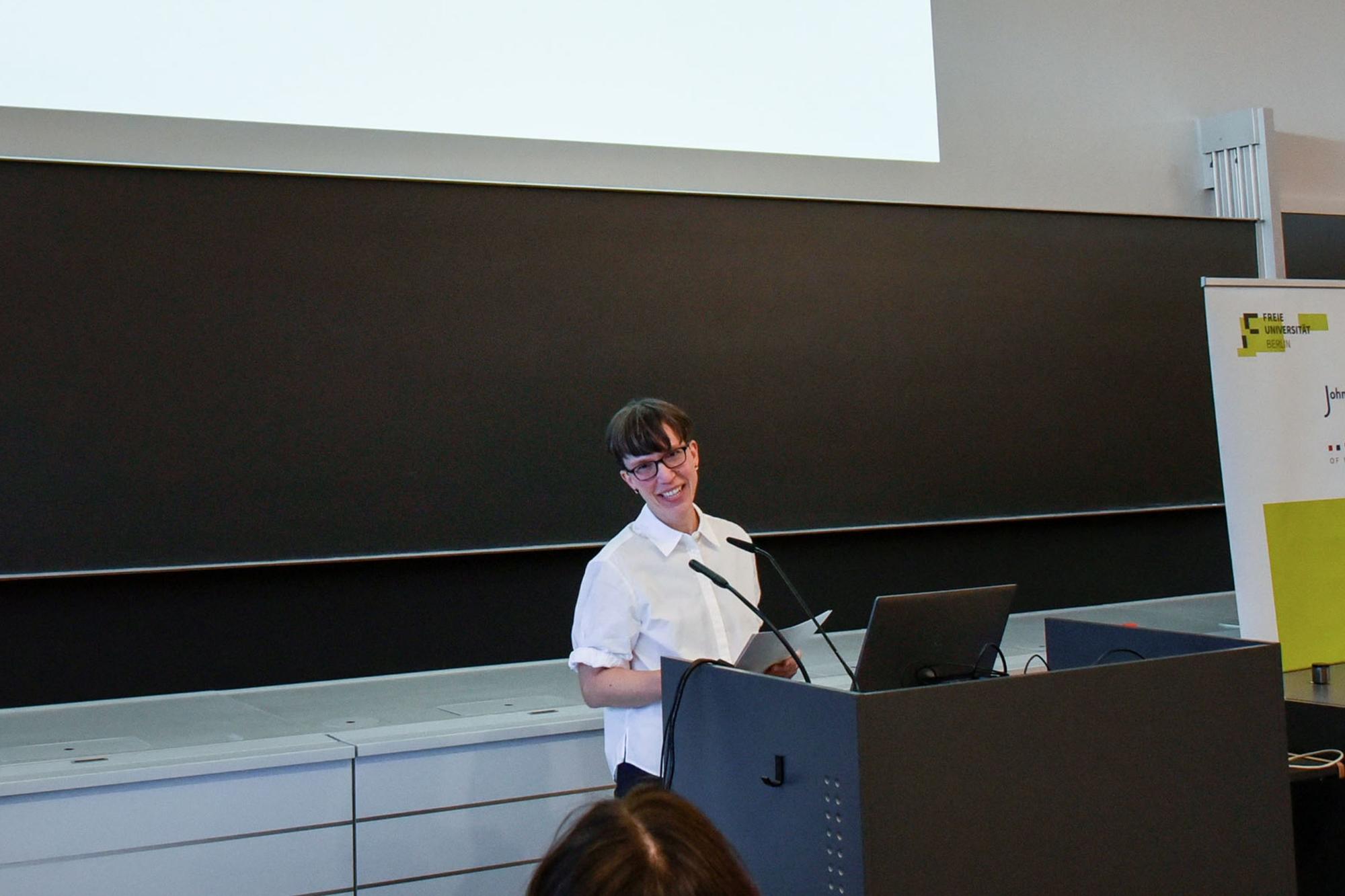 Stefanie Müller, Direktorin der Graduate School of North American Studies, hebt die anhaltende Aktualität von Ernst Fraenkels Werk hervor.