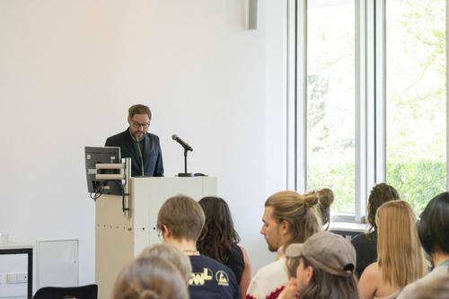 Prof. Dr. Michael Auer, Direktor des Peter-Szondi-Instituts, begrüßte die Gäste zur Antrittsvorlesung von Lize Spit.