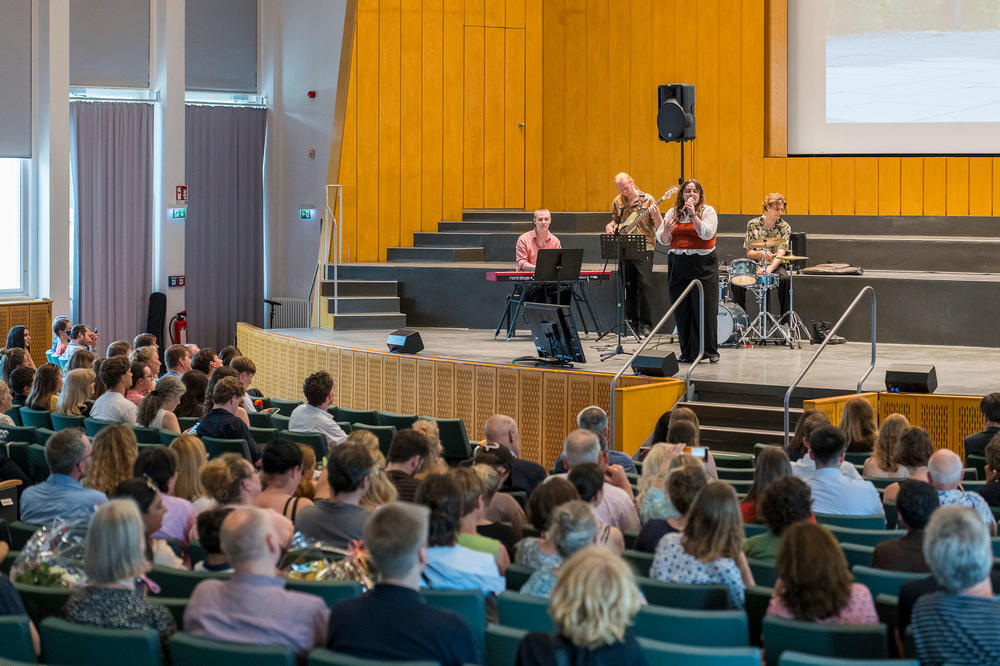 Geburtstagsgeschenk von der UdK: Die Band aus drei Musik-Lehramtsstudierenden und einem Tonmeister-Studierenden begleitete durch den Abend.