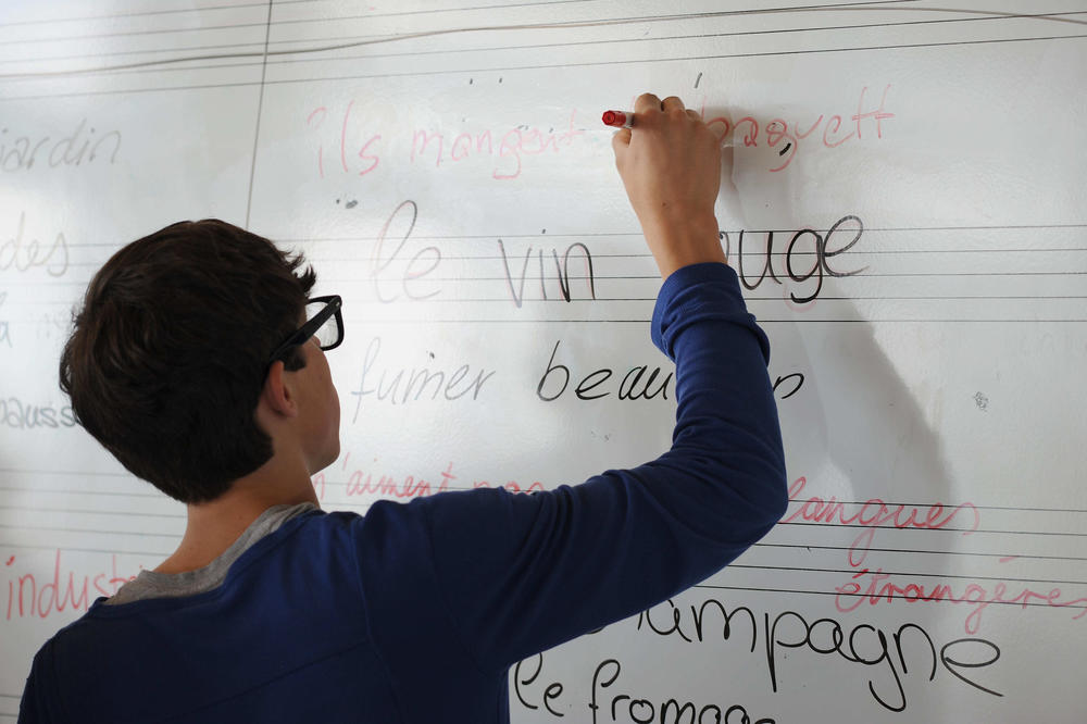 Wer eine Fremdsprache erlernt, erwirbt neben der Fähigkeit, sich zu verständigen, viele Kompetenzen: die Fähigkeit, die Perspektive zu wechseln, hilft zum Beispiel dabei, Vorurteile zu überprüfen.