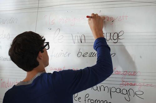 Wer eine Fremdsprache erlernt, erwirbt neben der Fähigkeit, sich zu verständigen, viele Kompetenzen: die Fähigkeit, die Perspektive zu wechseln, hilft zum Beispiel dabei, Vorurteile zu überprüfen.