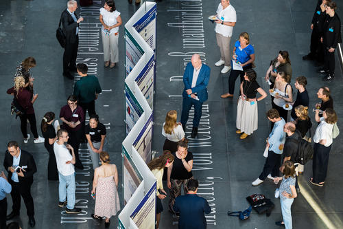 Für die Ausstellung wurden aus mehr als 100 Einreichungen 44 Poster ausgewählt – acht davon stammen von Studierenden der Berlin University Alliance