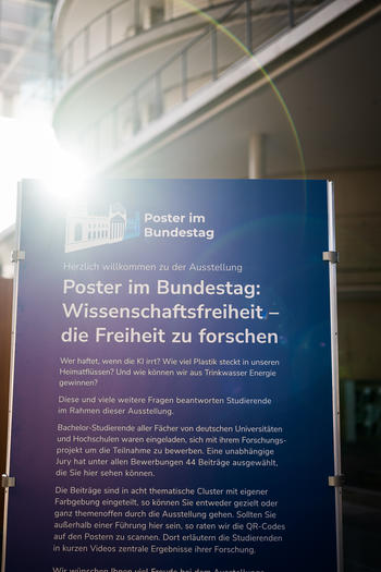 Die Ausstellung "Poster im Bundestag" bringt studentische Forschung ins Parlament