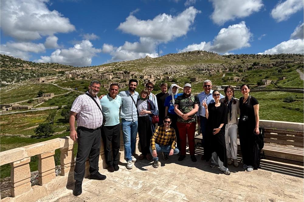 Die Studiengruppe in Kiwax, einem Jesidendorf in der Südosttürkei.