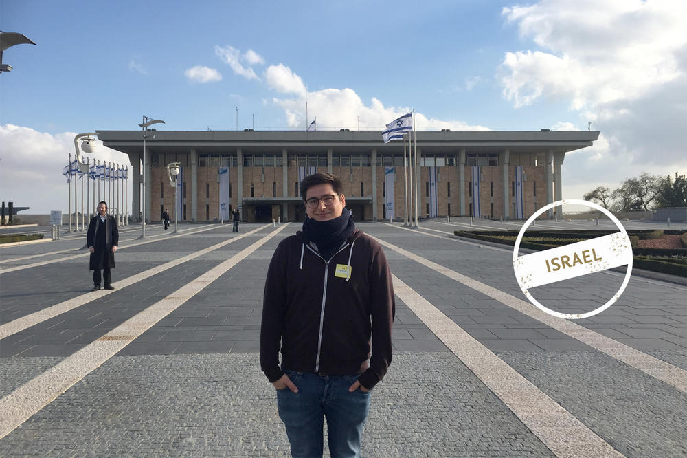 Julian Jestadt vor der Knesset in Jerusalem, dem Parlament Israels. 