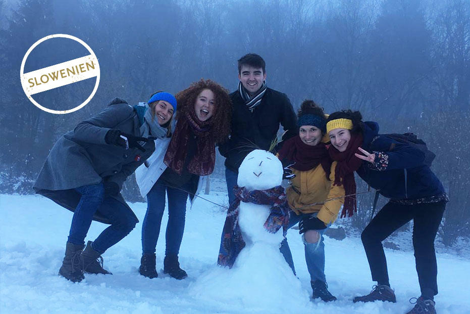 Sonja Poschenrieder (ganz links) unternimmt in Ljubljana viel mit anderen Erasmus-Studierenden – hier beim Schneemannbau am See Podpeško Jezero.