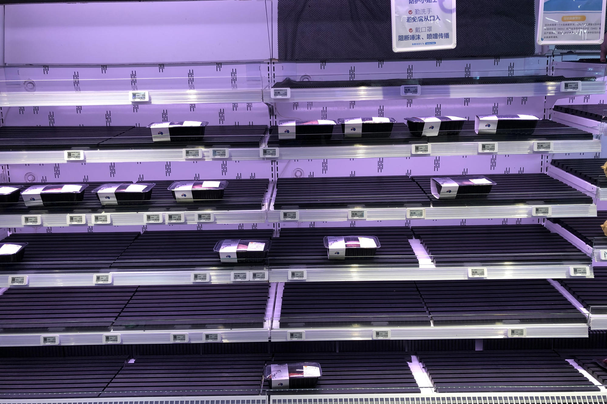 In den Supermärkten sind immer wieder auch Regale leergekauft.