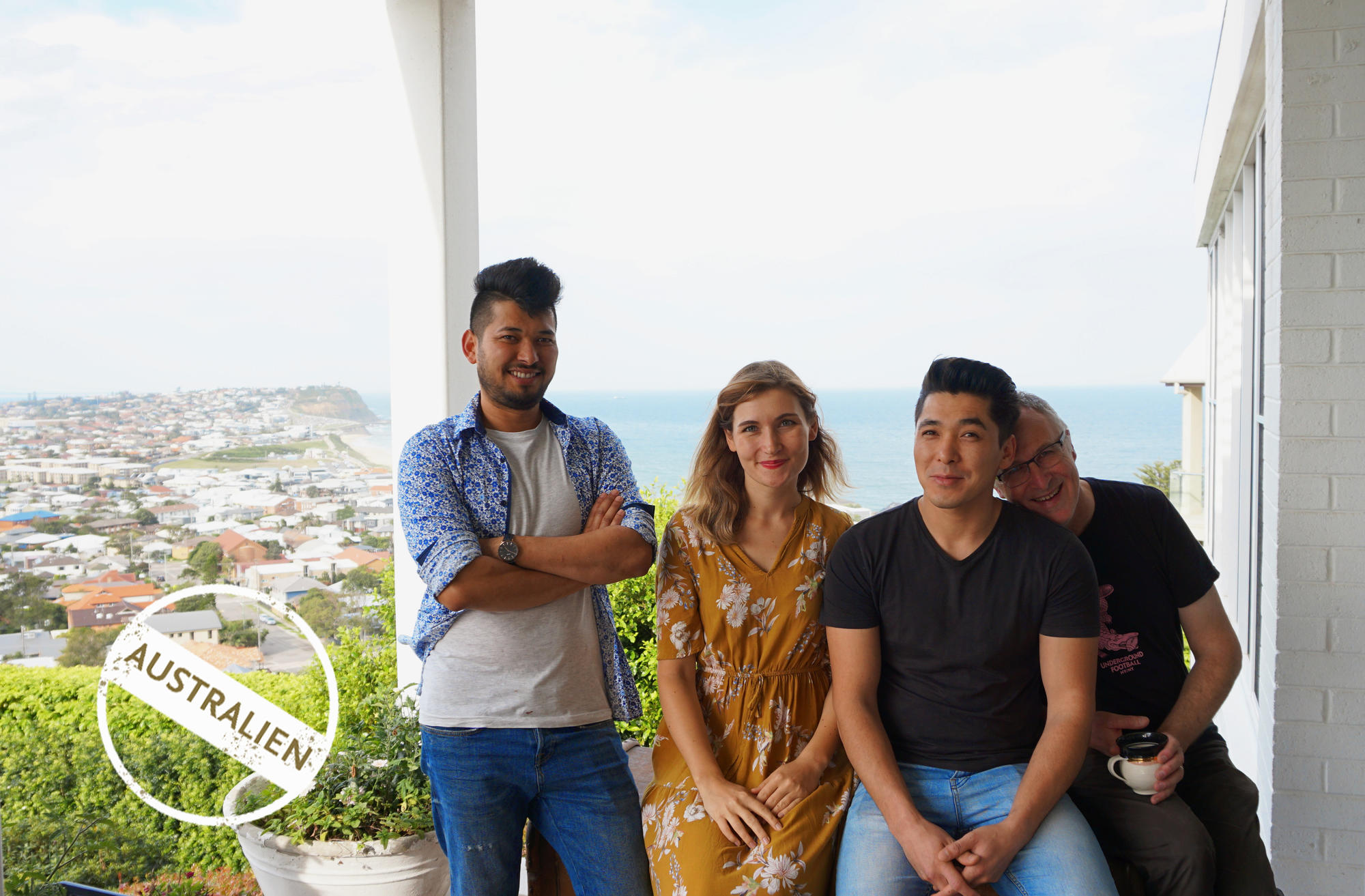 Jennifer Gaschler (2. v. l.) mit dem „Dorr’e Darri”-Team, das mit persischer Lyrik zu Gast auf einem Theaterfestival in Newcastle war, einer Küstenstadt zwei Stunden nördlich von Sydney.