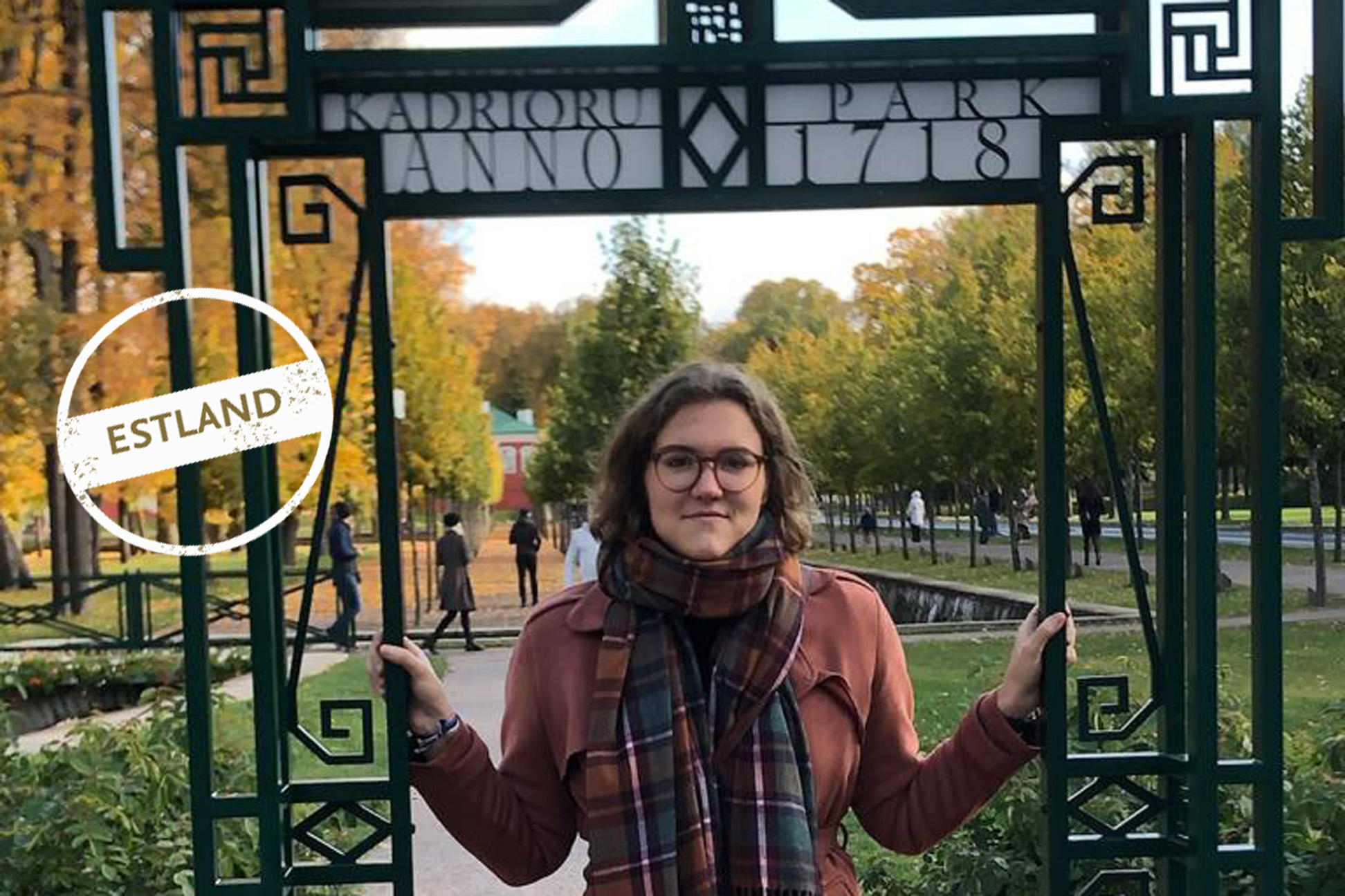 Elena Schulz-Ruhtenberg im Schlosspark der Sommerresidenz von Peter dem Großen, in dem sich auch der Amtssitz der estnischen Staatspräsidentin befindet.