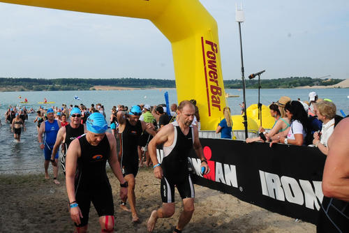 Nach 3,8 Kilometer schwimmen ging es für Thomas Mellewigt (zweite Reihe links mit Schwimmbrille) erst richtig los.