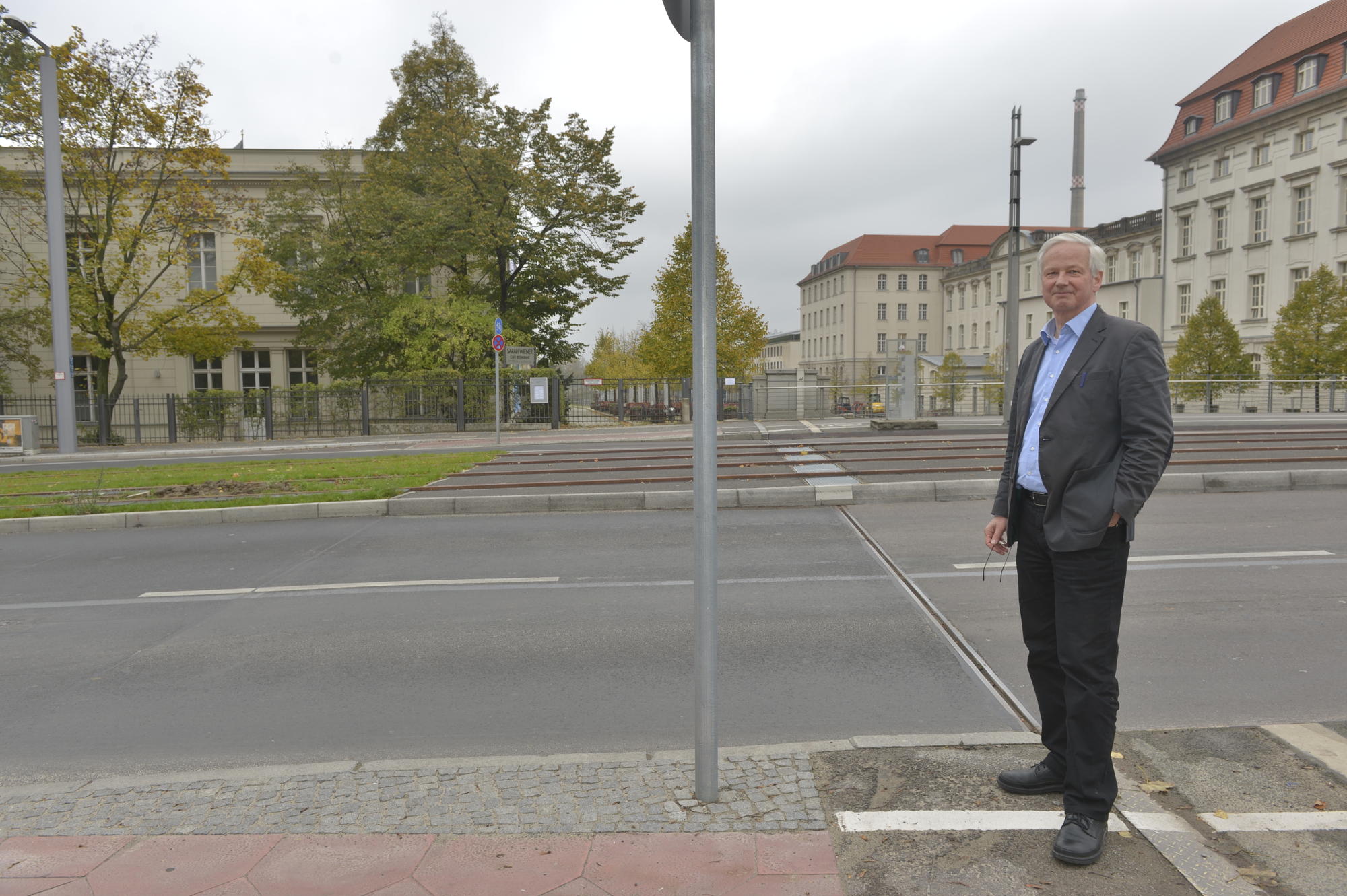 Nach 25 Jahren zurück am Ort des Geschehens: Robin Lautenbach berichtete als ARD-Korrespondent live vom Grenzübergang Invalidenstraße, als die Mauer fiel.