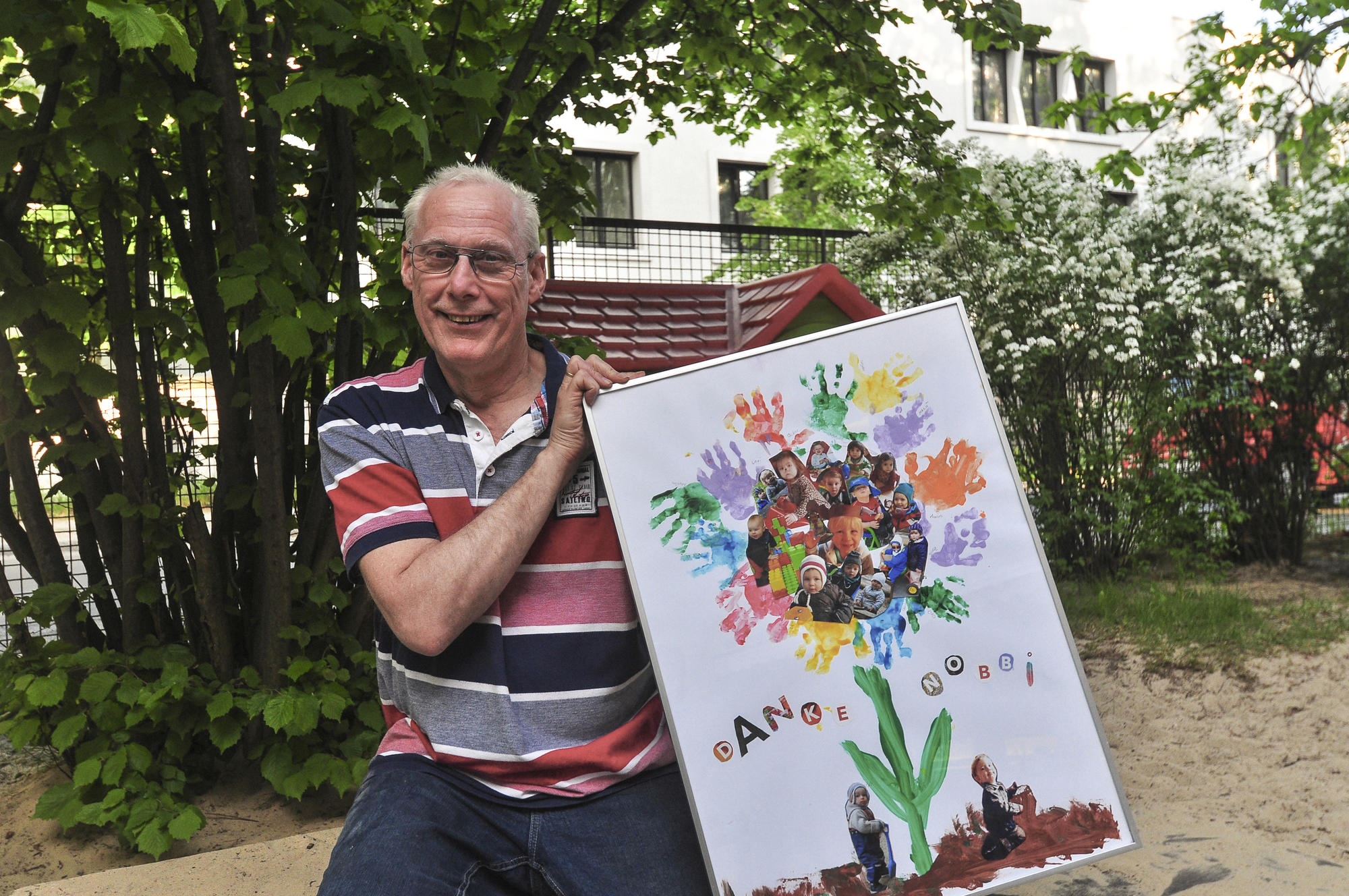 Kolleginnen und Kollegen, Eltern und die Kinder der Rotkehlchen-Gruppe sagen zum Abschied in den Ruhestand: Danke, Nobbi!